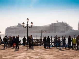 Kreuzfahrtschiff in Venedig