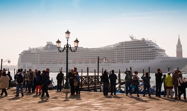 Kreuzfahrtschiff in Venedig Kreuzfahrtschiff in Venedig