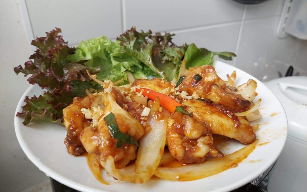 Gebratene Hähnchenflügel mit Fischsauce – Gericht aus Vietnam