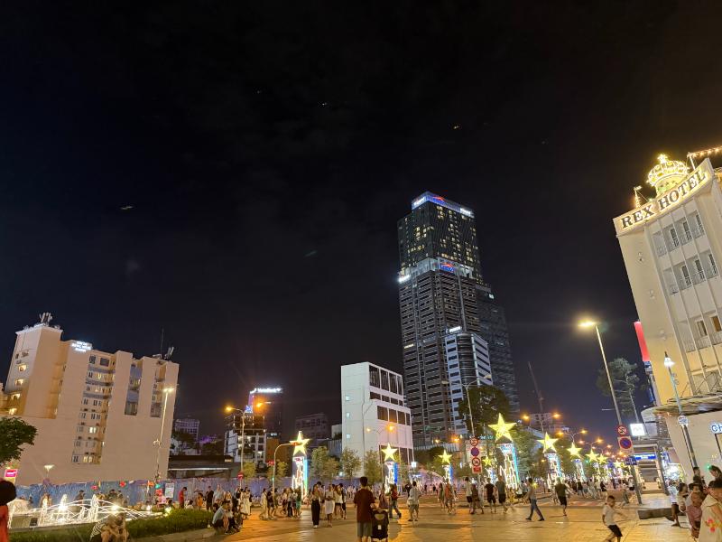 nguyen hue walking street sai gon