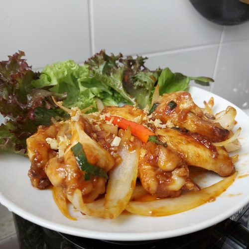 Gebratene Hähnchenflügel mit Fischsauce – Gericht aus Vietnam