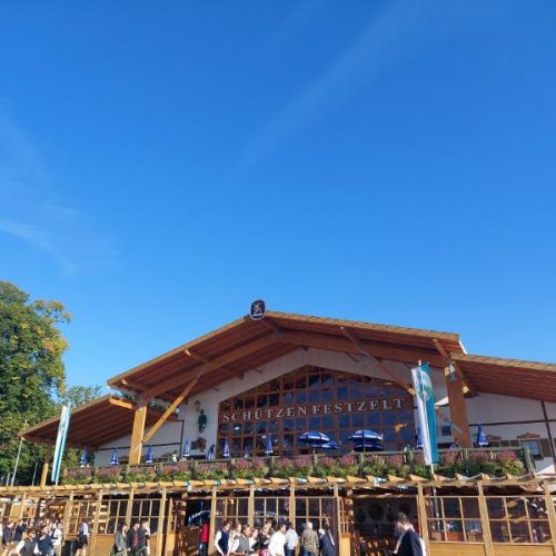 Wiesn Preise 2025: So viel kosten Bier, Hendl auf dem Oktoberfest